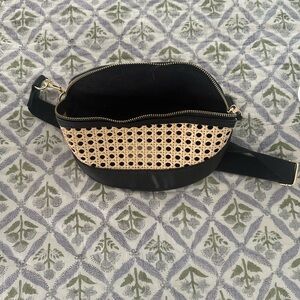 Universal Thread Black and Tan Crossbody Bag